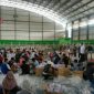 Proses pelipatan surat suara di GOR Tennis Indoor Wijaya, Sampang.