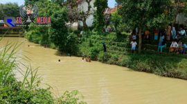 Warga saat mencari jasad bocah perempuan yang tenggelam di Sungai Toroan, Ketapang, Sampang.