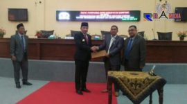 Penyerahan rekomendasi LKPJ oleh Wakil Ketua DPRD Sampang (Fauzan adhima) kepada Bupati Sampang (H. Slamet Junaidi).