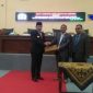 Penyerahan rekomendasi LKPJ oleh Wakil Ketua DPRD Sampang (Fauzan adhima) kepada Bupati Sampang (H. Slamet Junaidi).