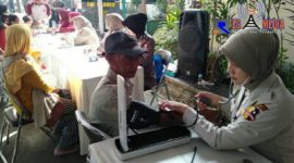 salah satu warga Lembang saat memeriksakan kesehatannya.