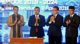 Gubernur Jawa Barat Ridwan Kamil (dari kanan), Ketua Kamar Dagang dan Industri (Kadin) Jawa Barat Periode 2008-2018 Agung Suryamal Sutisno, Ketua Kadin Jawa Barat Periode 2019-2024 Tatan Pria Sudjana dan Wakil Ketua Umum Bidang Organisasi dan Pemberdayaan Daerah Kadin Anindya N. Bakrie usai penandatanganan berita acara Pelantikan dan Pengukuhan Dewan Pertimbangan, Dewan Penasehat, Dewan Pengurus Kadin Jawa Barat Periode 2019-2024.