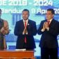 Gubernur Jawa Barat Ridwan Kamil (dari kanan), Ketua Kamar Dagang dan Industri (Kadin) Jawa Barat Periode 2008-2018 Agung Suryamal Sutisno, Ketua Kadin Jawa Barat Periode 2019-2024 Tatan Pria Sudjana dan Wakil Ketua Umum Bidang Organisasi dan Pemberdayaan Daerah Kadin Anindya N. Bakrie usai penandatanganan berita acara Pelantikan dan Pengukuhan Dewan Pertimbangan, Dewan Penasehat, Dewan Pengurus Kadin Jawa Barat Periode 2019-2024.