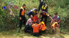 Tim Reaksi Cepat (TRC) BPBD Pamekasan dan tim lainnya saat mengevakuasi jenazah korban dari sungai.
