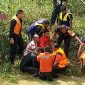 Tim Reaksi Cepat (TRC) BPBD Pamekasan dan tim lainnya saat mengevakuasi jenazah korban dari sungai.