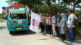 Ketua KPUD Sampang (Syamsul Mu'arif) saat melepas keberangkatan pendistribusian logistik ke beberapa kecamatan, didampingi Forkopimdan dan Bawaslu Sampang.