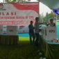 Peserta simulasi saat memasukkan surat suara ke kotak suara.