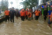 Bupati Sampang H. Slamet Junaidi bersama tim TRC BPBD Sampang saat memantau wilayah dampak banjir.