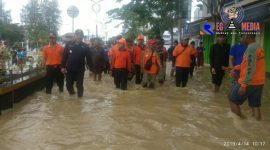 Bupati Sampang H. Slamet Junaidi bersama tim TRC BPBD Sampang saat memantau wilayah dampak banjir.