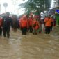 Bupati Sampang H. Slamet Junaidi bersama tim TRC BPBD Sampang saat memantau wilayah dampak banjir.