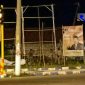 Anggota Satpol PP saat menurunkan APK di Jalan Rajawali, Sampang.