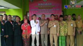 Pose bersama Sekdakab Sampang (Phutut Budi Santoso), Plt Kadinkes Sampang (Agus Mulyadi), Kepala Puskesmas Kedungdung (Nur Anisah), serta staf PKM Kedungdung dan tokoh masyarakat.