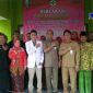 Pose bersama Sekdakab Sampang (Phutut Budi Santoso), Plt Kadinkes Sampang (Agus Mulyadi), Kepala Puskesmas Kedungdung (Nur Anisah), serta staf PKM Kedungdung dan tokoh masyarakat.