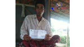 Saduri, menunjukan form model C6, tidak sesuai dengan identitas penerima yang terdaftar di Daftar Pemilih Tetap (DPT).