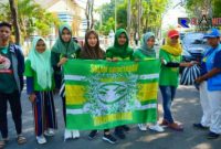 Trumanita saat memberikan sembako kepada tukang parkir perempuan.