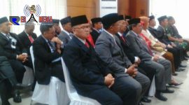 Pj Sekda Ahmad Saefulloh (tampak depan), tengah menunggu prosesi pelantikan.