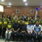 Walikota Cimahi (Ajay M Priatna) pose bersama dengan tim sepak bola putri kota cimahi.