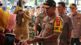 Kapolda Jawa Barat (Irjen Pol Agung Budi Maryoto) saat meninjau dan cek logistik Pemilu di PPK GOR Desa Sukajaya, Cimahi.