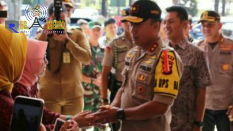 Kapolda Jawa Barat (Irjen Pol Agung Budi Maryoto) saat meninjau dan cek logistik Pemilu di PPK GOR Desa Sukajaya, Cimahi.
