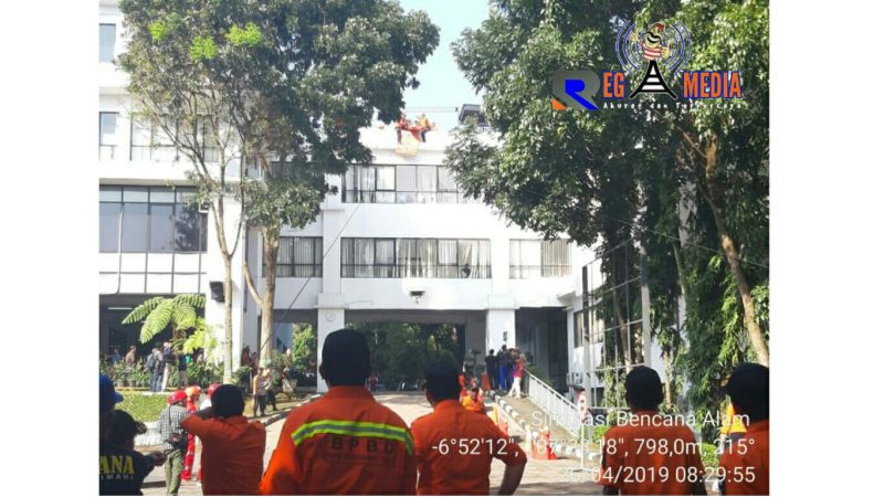 Situasi saat berlangsungnya simulasi penanganan terjadinya bencana di perkantoran.