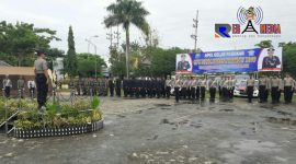 Wakapolres Sampang (Kompol Suhartono), saat bertindak sebagai inspektur apel pasukan ops keselamatan semeru 2019.