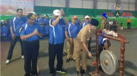 Bupati Sampang (H. Slamet Junaidi), saat membuka O2SN dan FLS2N di GOR Tennis Indoor Wijaya Kusuma.
