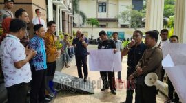 Suasana puluhan wartawan saat menyampaikan aspirasi di depan PN Bangkalan