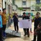 Suasana puluhan wartawan saat menyampaikan aspirasi di depan PN Bangkalan