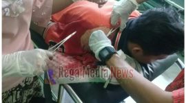 Korban begal Dian Wibowo saat dijahit bahunya karna terkena sabetan sajam oleh pelaku begal.