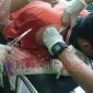 Korban begal Dian Wibowo saat dijahit bahunya karna terkena sabetan sajam oleh pelaku begal.