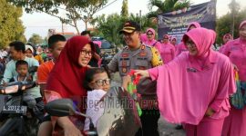 Kapolres Bangkalan AKBP Boby Pa'ludin Tambunan bersama ketua Bhayangkari Bangkalan Ny Andria Boby Tambunan saat memberikan bingkisan takjil kepada masyarakat