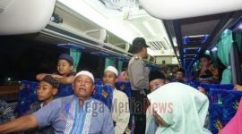 Petugas kepolisian saat mengecek salah satu bus yang melintas di Jl. Raya Pos Sendang, Petapan, Sukolilo, Kabupaten Bangkalan,
