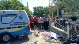 Terlihat korban kecelakaan meninggal dunia ditutupi kertas putih di Jl. Raya Pakaan Dajah Kecamatan Galis Kabupaten Bangkalan