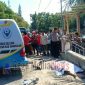Terlihat korban kecelakaan meninggal dunia ditutupi kertas putih di Jl. Raya Pakaan Dajah Kecamatan Galis Kabupaten Bangkalan