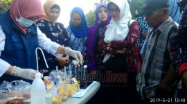 Suasana teskit yang dilakukan Institusi Badan Pengawas Obat dan Makanan (BPOM) Balai Besar Surabaya di depan pondopo Agung Bangkalan, 