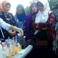 Suasana teskit yang dilakukan Institusi Badan Pengawas Obat dan Makanan (BPOM) Balai Besar Surabaya di depan pondopo Agung Bangkalan, 