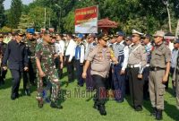 Kapolres Bangkalan di dampingi Danlanal Batuporon beserta stekholder terkait saat mengecek kesiapan  personel