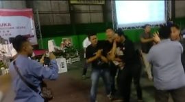 Suasana saat Polisi mengamankan saksi yang mencoba menendang kursi