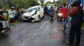 Tampak warga memadati lokasi kecelakaan dan warga setempat membantu mengevakuasi korban.