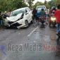 Tampak warga memadati lokasi kecelakaan dan warga setempat membantu mengevakuasi korban.
