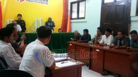 Komunitas Peduli Keadilan saat menyampaikan tuntutannya kepada Bawaslu Bangkalan.