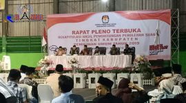 Proses rapat pleno terbuka rekapitulasi hasil penghitungan perolehan suara tingkat kabupaten di Gor Tennis Indoor Sampang.
