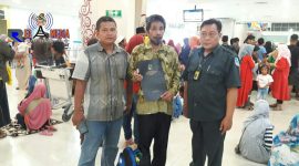 Achmad Sehri (tengah), TKI di Malaysia, asal Tamberu Barat Kecamatan Sokobanah Kabupaten Sampang, Madura.