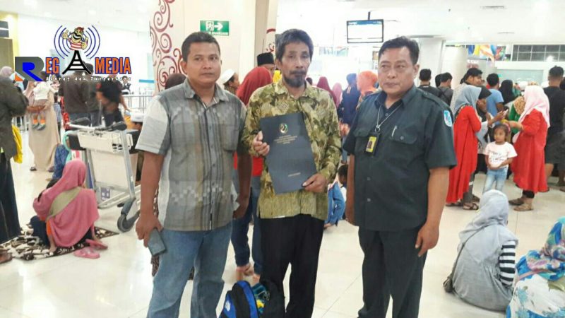 Achmad Sehri (tengah), TKI di Malaysia, asal Tamberu Barat Kecamatan Sokobanah Kabupaten Sampang, Madura.