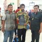 Achmad Sehri (tengah), TKI di Malaysia, asal Tamberu Barat Kecamatan Sokobanah Kabupaten Sampang, Madura.