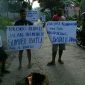 Aksi warga Desa Blumbungan Pamekasan membentangkan poster bertuliskan kalimat kekecewaan atas jalan  yang rusak.