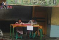 Salah satu warung di kota Cimahi tampak tertutup saat bulan ramadhan.
