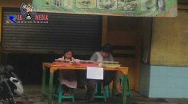 Salah satu warung di kota Cimahi tampak tertutup saat bulan ramadhan.