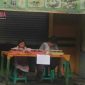 Salah satu warung di kota Cimahi tampak tertutup saat bulan ramadhan.
