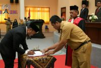 Juhari saat melakukan penandatangan usai dilantik sebagai PAW Ketua DPRD Sampang.